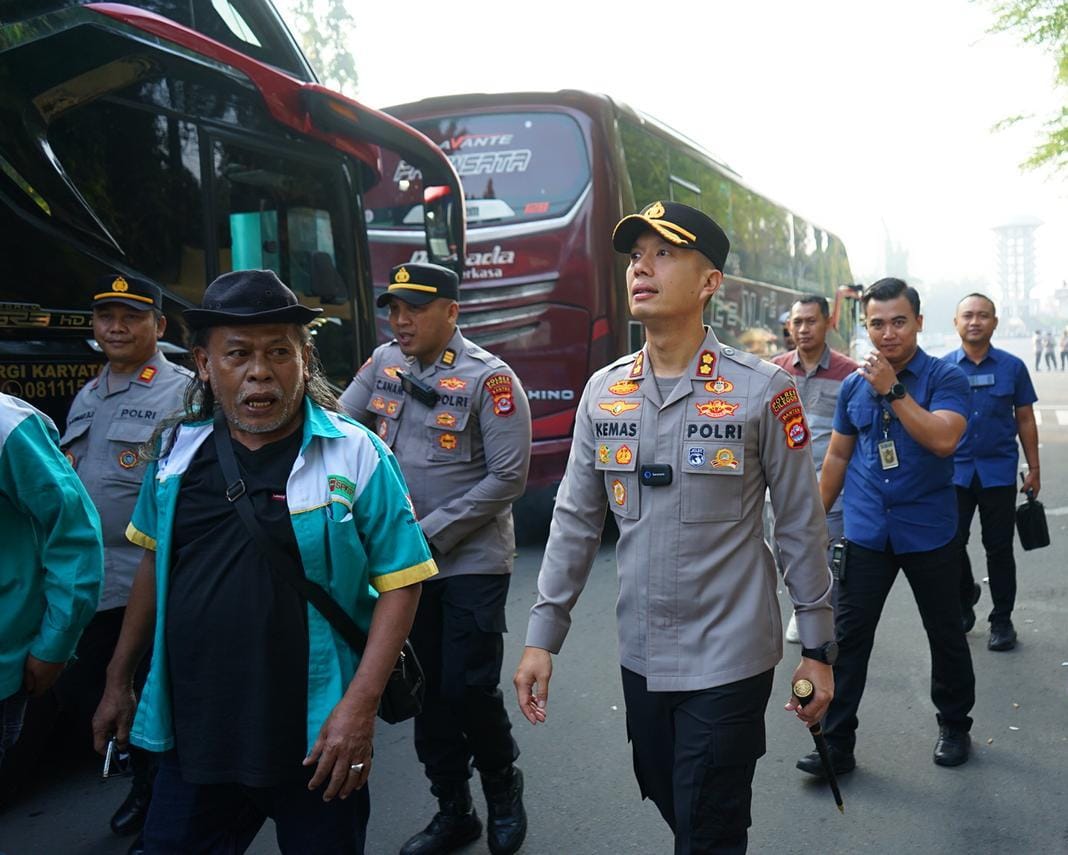 Kiri, ketua fspkep kota cilegon (Rudi Syahrudin, kanan, kapolres Kota Cilegon (Kemas Indra Natanegara)