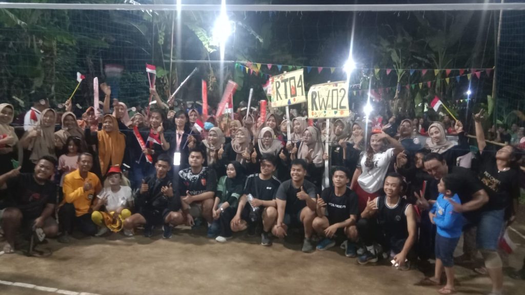 Warga RT 04 RW 02 Dusun Plintahan rayakan kemenangan timnya dalam laga awal lomba bola voli antar RT Desa Wonoplintahan 