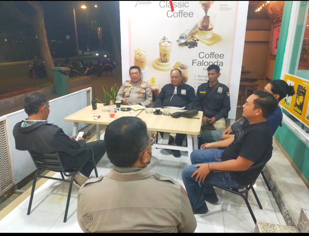Siaga di titik Puri Surya Jaya Gedangan
